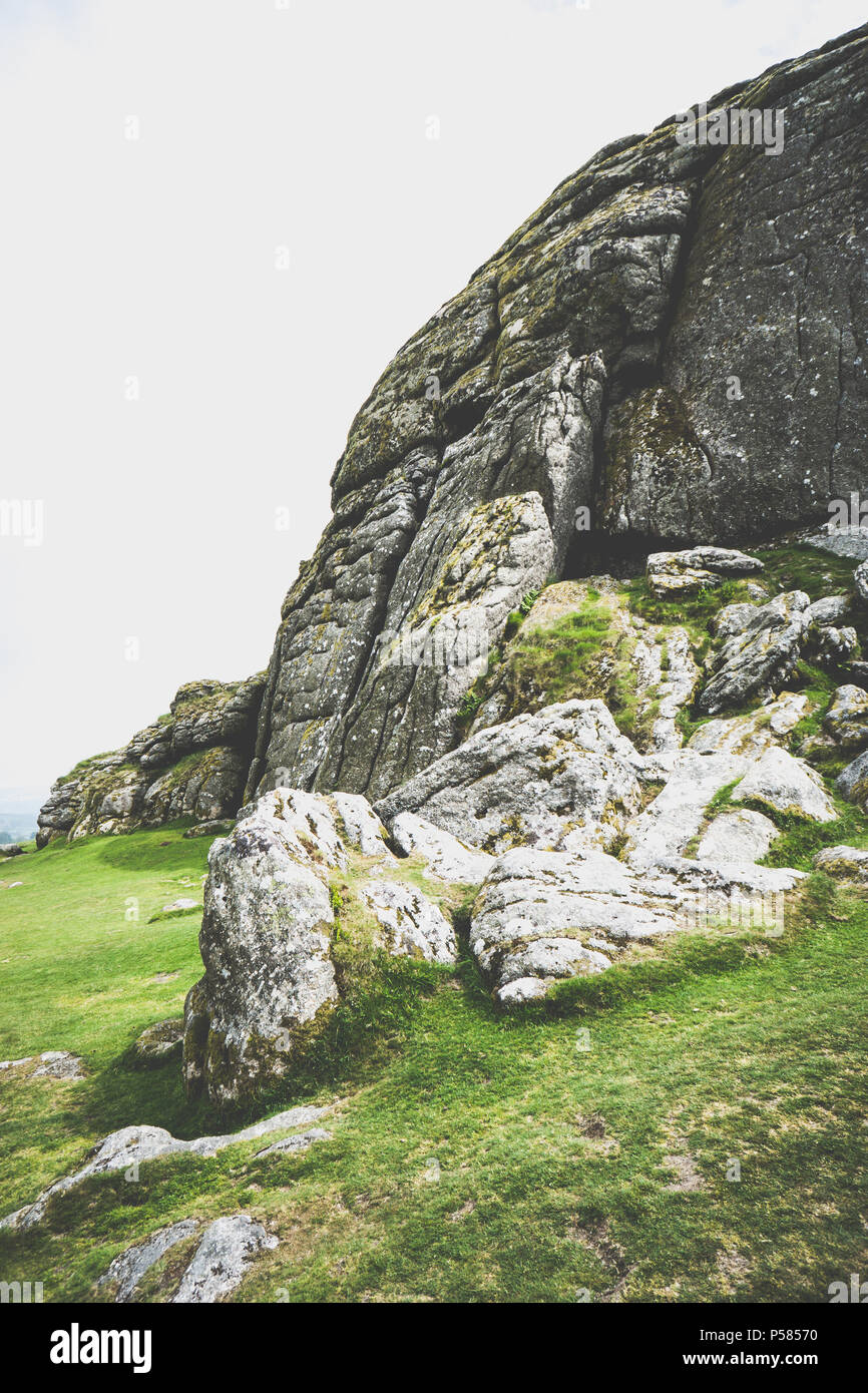 Tagsüber Foto an einem bewölkten, aber sonnigen Tag an Haytor Felsen in Dartmoor National Park Stockfoto