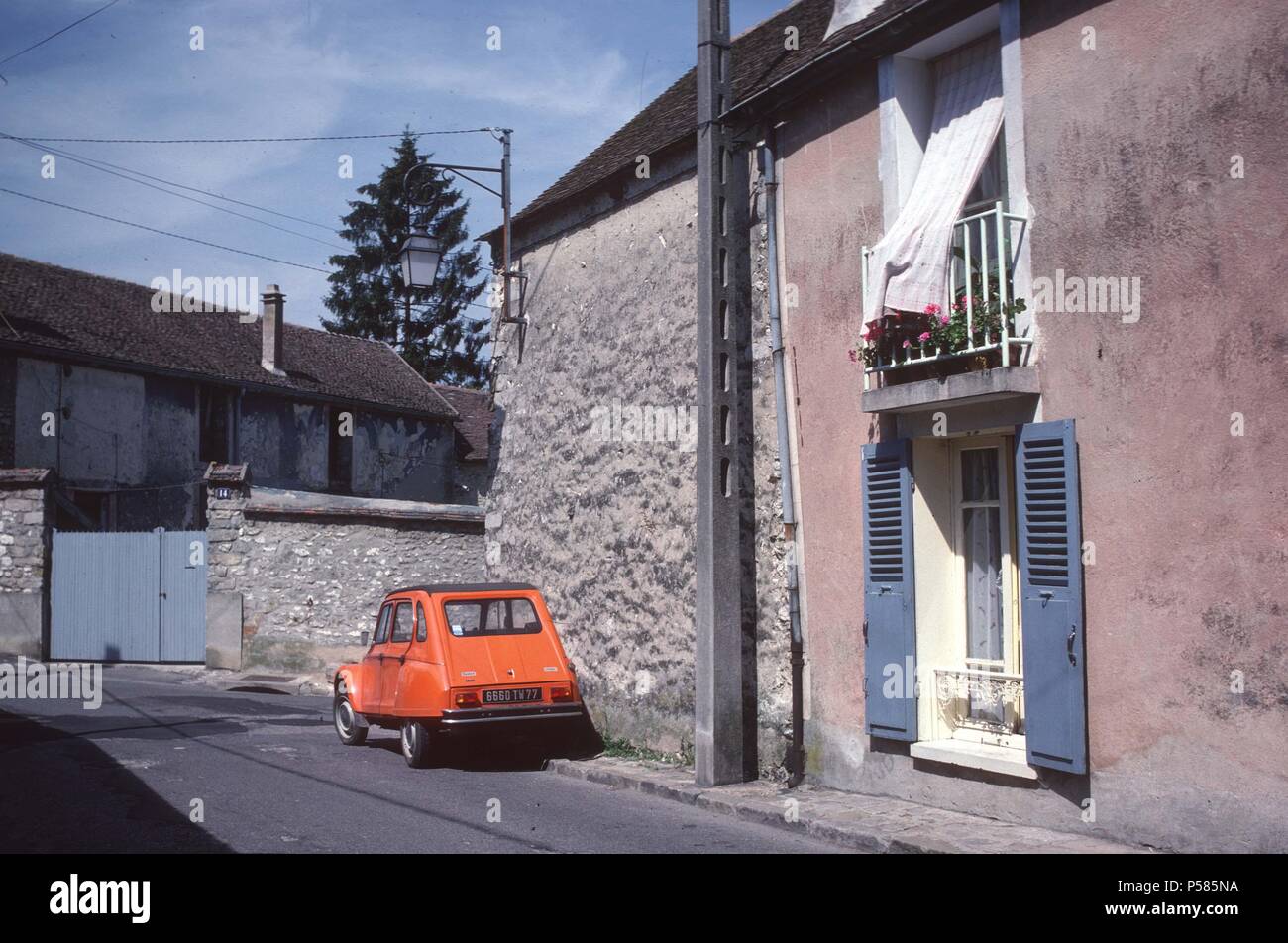 Eine Momentaufnahme einer Straße in Moret, Frankreich. Stockfoto