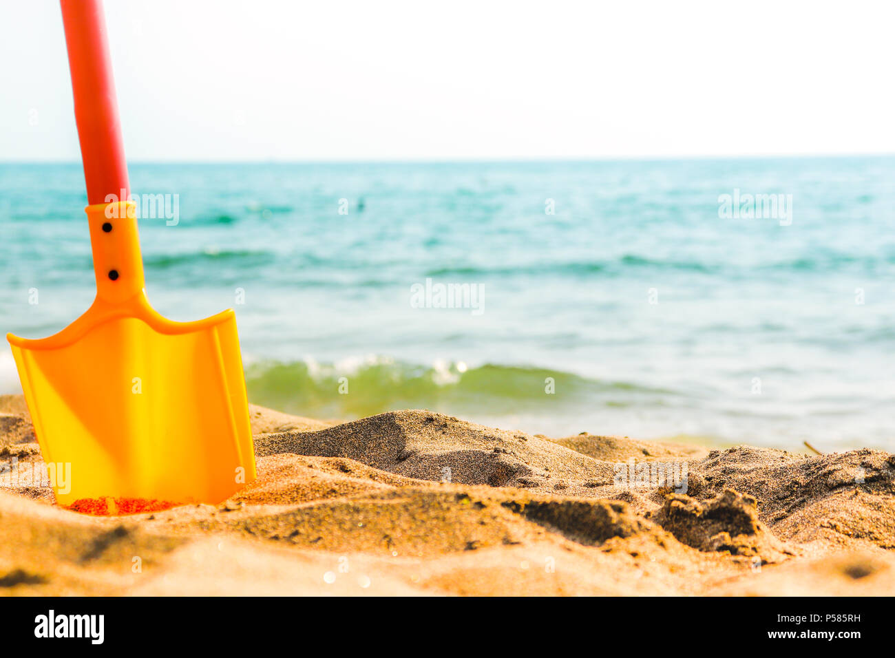 Sommer Strand Meer Horizont mit Spielzeug Schaufel im Sand. Copyspace Stockfoto