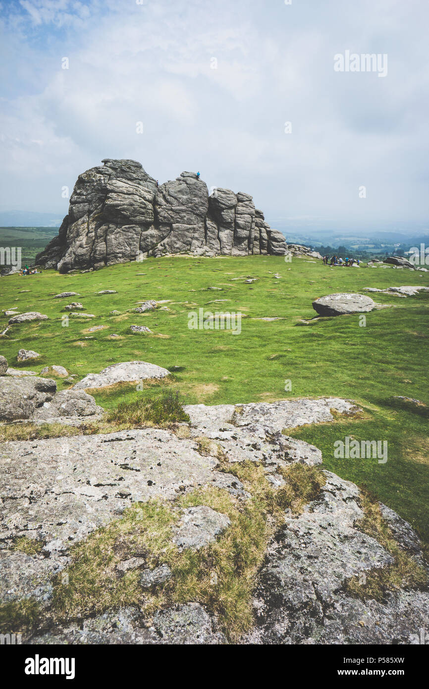 Tagsüber Foto an einem bewölkten, aber sonnigen Tag an Haytor Felsen in Dartmoor National Park Stockfoto