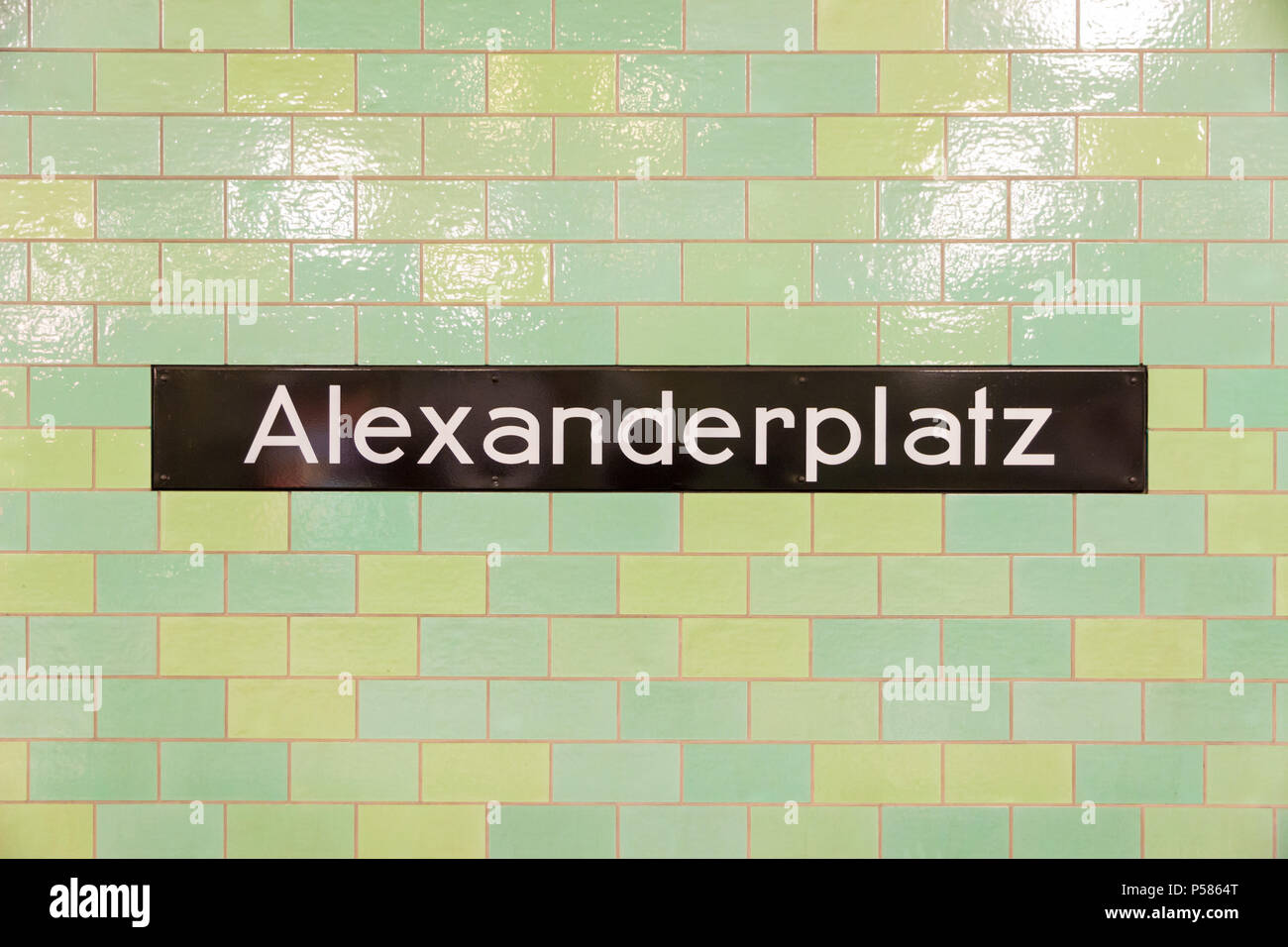 Berlin, Deutschland - 20 Dezember, 2017: 'Alexander' U-Bahn Haltestelle in Berlin, Deutschland Stockfoto