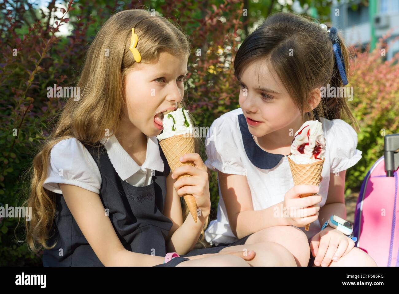 Porträt von zwei Freundinnen Schülerinnen im Alter von 7 Porträt von zwei Freundinnen Schülerinnen im Alter von 7
