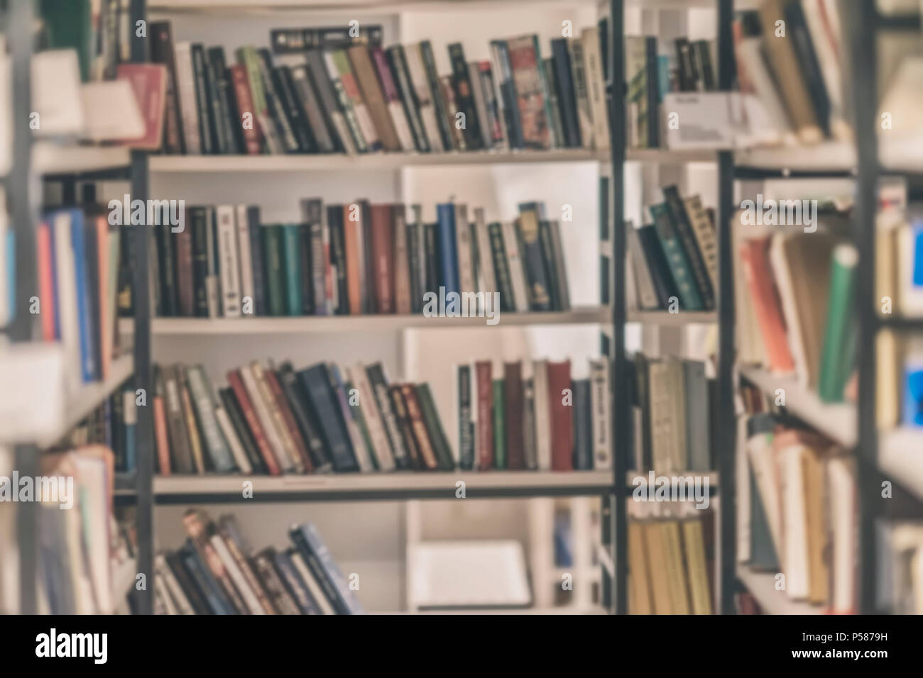 Verschwommen Bücherregale von Bücherschrank in der öffentlichen Bibliothek. Blur Effekt. Vintage Retro Hintergrund. Konzept des Lernens, Schule, zurück zur Schule, Bildung Stockfoto