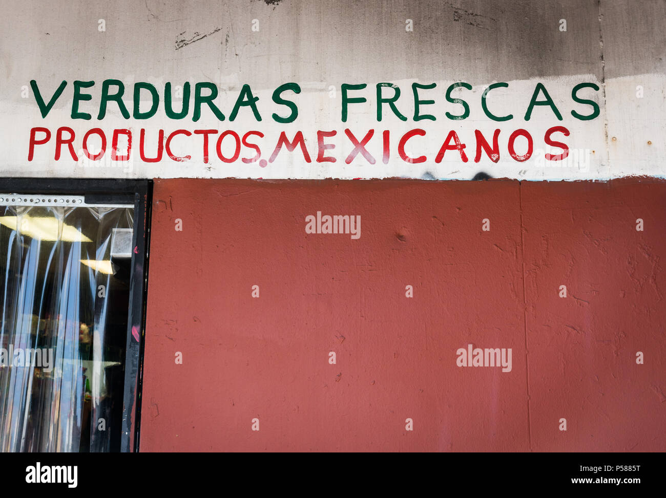 Storefront auf Cesar E Chavez Avenue im Boyle Heights, Los Angeles, mit handgemalten Schild 'Verduras Frescas Productos Mexicanos". Stockfoto