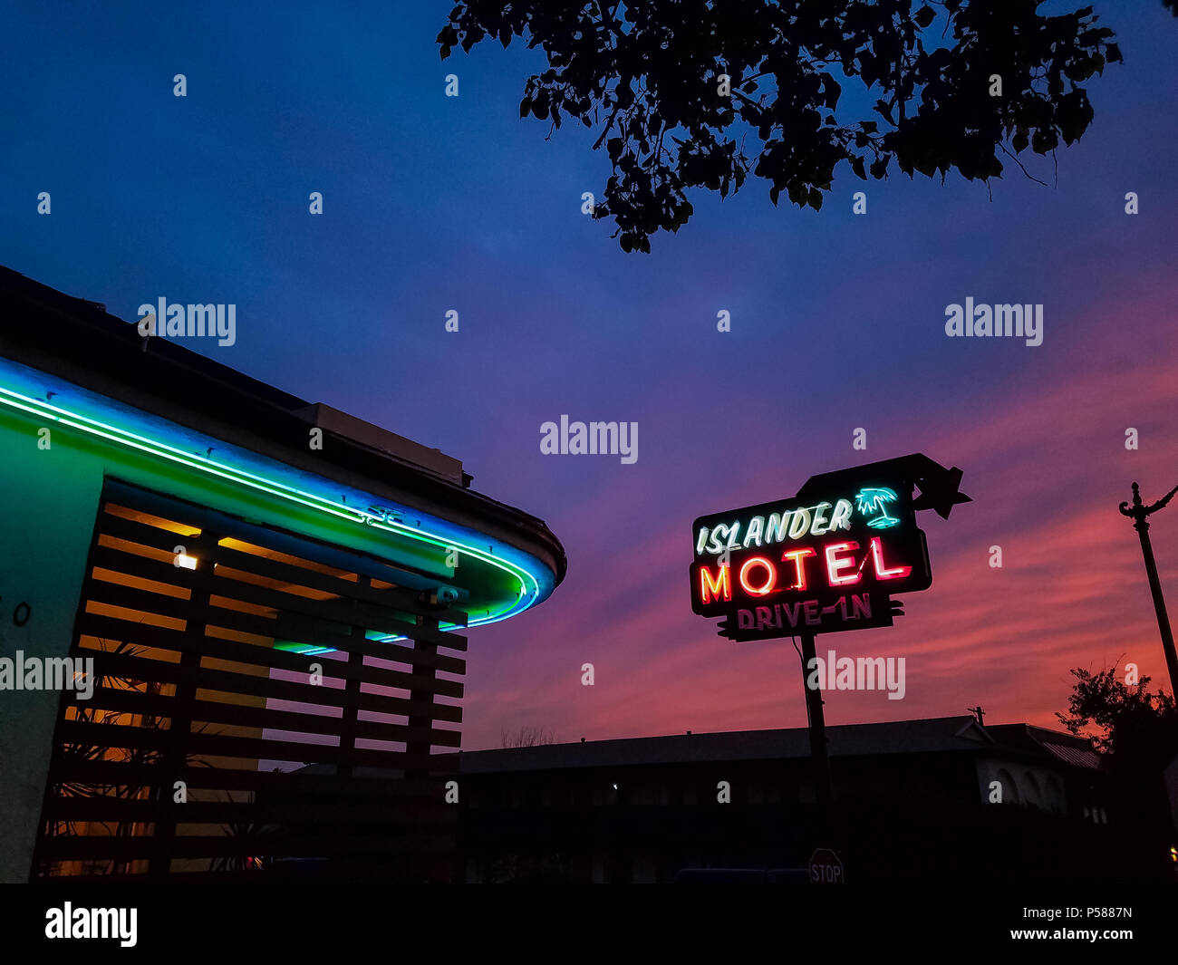 "Islander Motel", Leuchtreklame in der Dämmerung, in Los Angeles, Kalifornien. Stockfoto