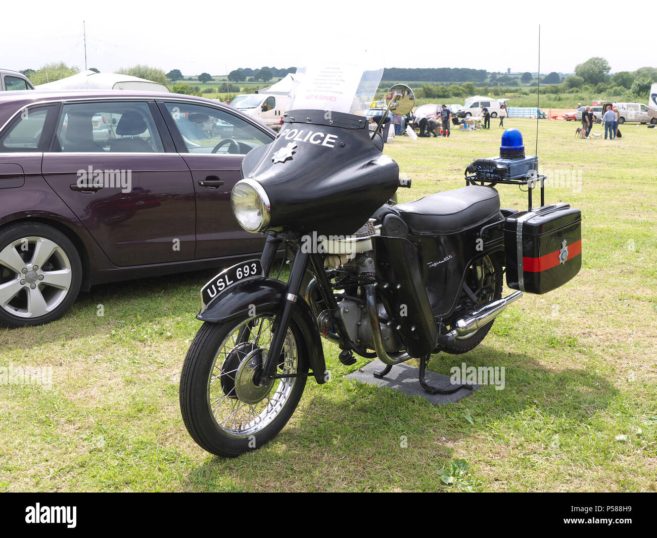 Klassische Polizei Motorrad am Fir Park Kotflügel und Räder Stockfoto