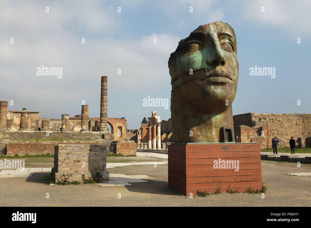 Bronzestatue berechtigt, Tindaro (1997) des polnischen Bildhauers Igor Mitoraj vorübergehend in das Forum Romanum in die archäologische Stätte von Pompeji (Pompei) in der Nähe von Neapel, Kampanien, Italien ausgestellt. Stockfoto