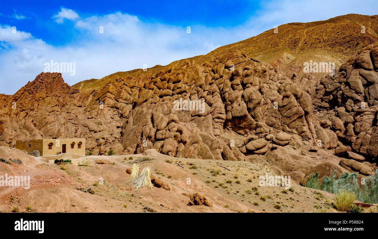Felsformationen in der Nähe des Dorfes Imzzoudar im Dades Valley, Marokko Stockfoto