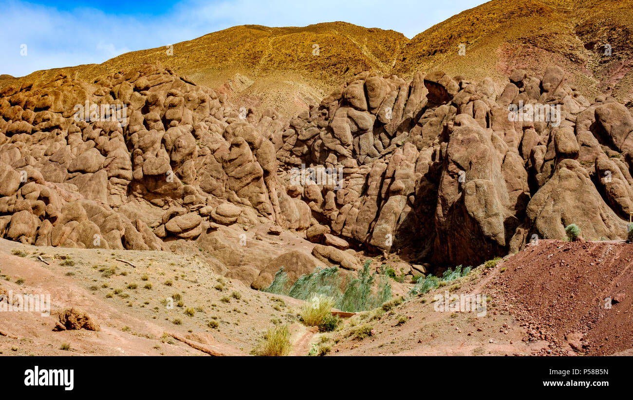 Felsformationen tragen das Dorf Imzzoudar in das Dades-tal, Marokko Stockfoto