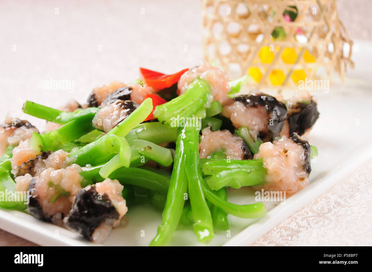 Chinesische Küche - Sauteed chinesischer Brokkoli mit Hackfleisch/Garnelen Stockfoto