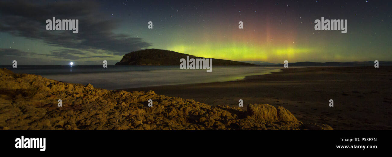 Aurora Australis über moonlit Strand Stockfoto