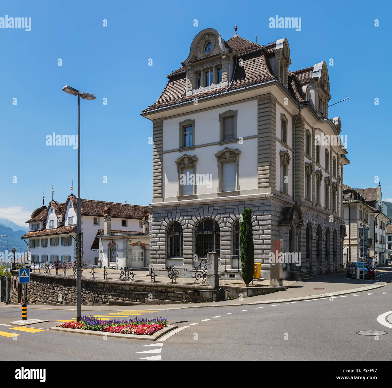 Schwyz, Schweiz - 23. Juni 2018: Gebäude des historischen Teils der Stadt Schwyz. Die Stadt Schwyz ist die Hauptstadt des Schweizer Kantons Sc Stockfoto