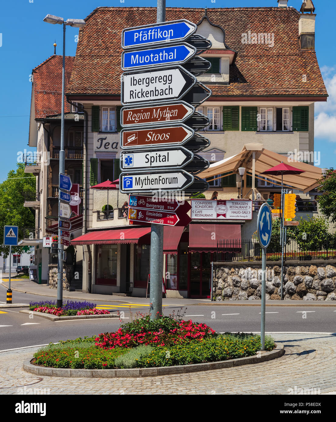 Schwyz, Schweiz - 23. Juni 2018: Eine direktionale Zeichen und Gebäude im historischen Teil der Stadt Schwyz. Die Stadt Schwyz ist die Hauptstadt von Stockfoto