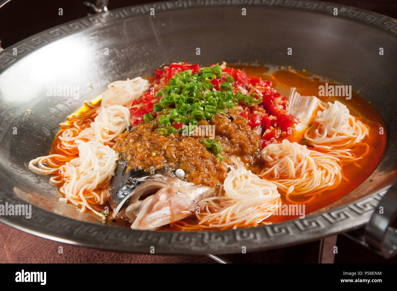 Gedämpfter Fischkopf mit gewürfelten Hot Red Peppers Stockfoto
