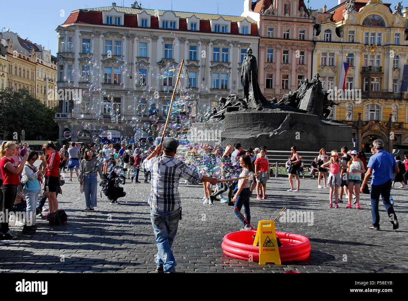 Soap Bubble Maker in Old Town Square, oder Stare Namesti, in der Altstadt, Prag, Tschechische Republik mit Jan Hus Denkmal in zurück Stockfoto