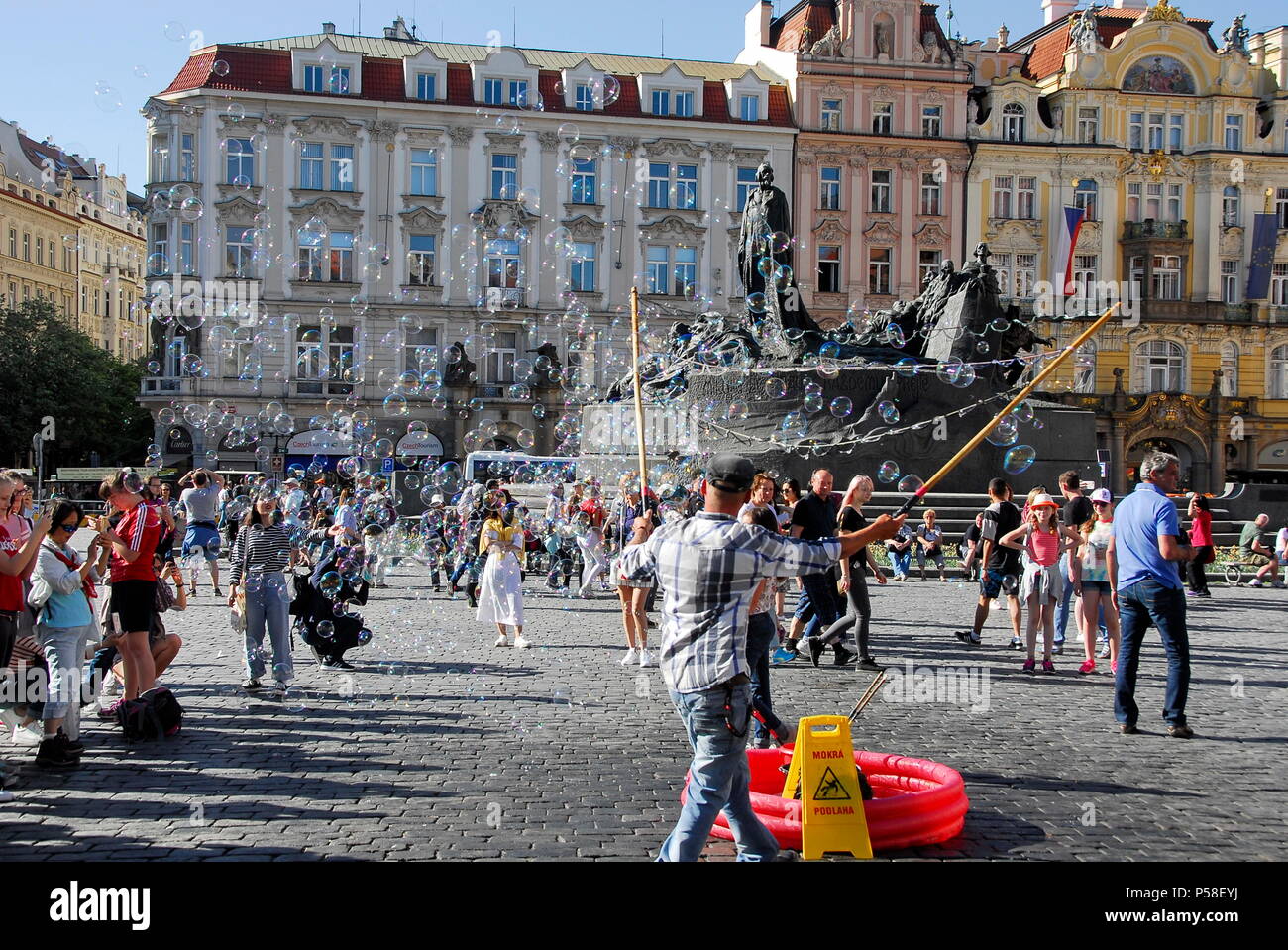 Soap Bubble Maker in Old Town Square, oder Stare Namesti, in der Altstadt, Prag, Tschechische Republik mit Jan Hus Denkmal in zurück Stockfoto