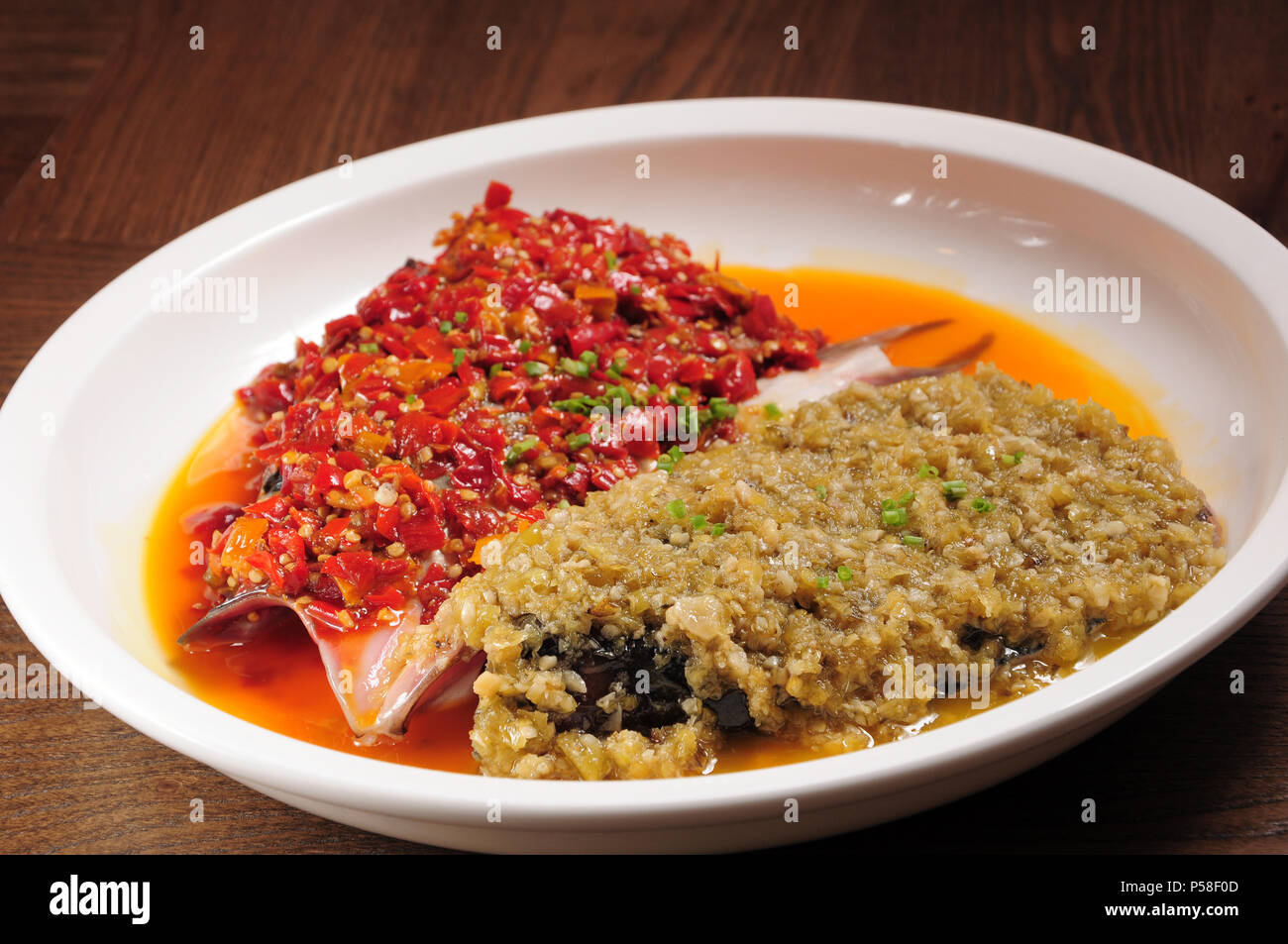 Gedämpfter Fischkopf mit gewürfelten Hot Red Peppers Stockfoto