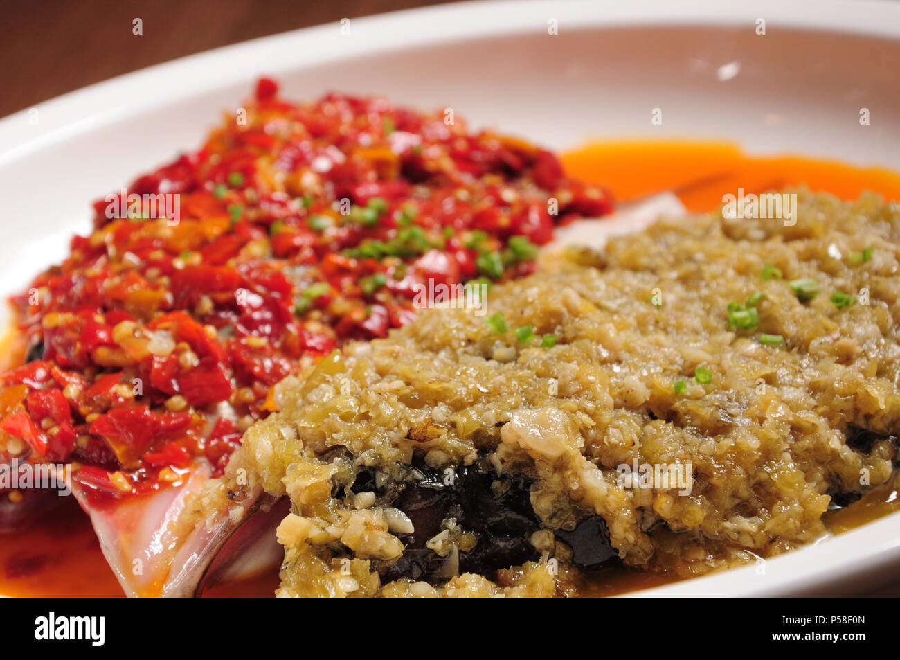 Gedämpfter Fischkopf mit gewürfelten Hot Red Peppers Stockfoto
