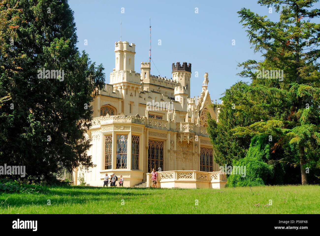 Das Schloss Lednice in der Kulturlandschaft Lednice-Valtice Komplex in Südmähren, Tschechische Republik Stockfoto