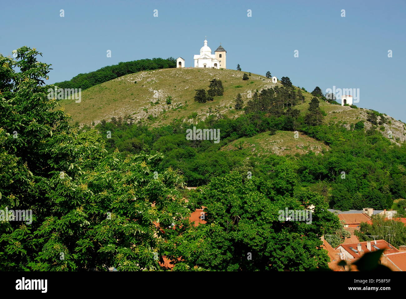 Saint Sebastian Kapelle auf dem Heiligen Berg und der Weg des Kreuzes in der Stadt Mikulov in Südmähren in Tschechien Stockfoto