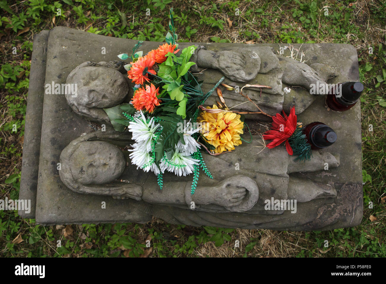 Františka Klenková und ihre Schwester Antonie Klenková stellten das Schlafen auf dem Bett auf dem verlassenen Grabstein auf dem Prager Friedhof Olšany dar. Zwei junge Schwestern starben 1806 bei einem Verkehrsunfall. Die Mädchen stellten feetless dar, weil ein schwerer Wagen ihre Beine kreuzte, als Kinder im Hof spielten. Stockfoto