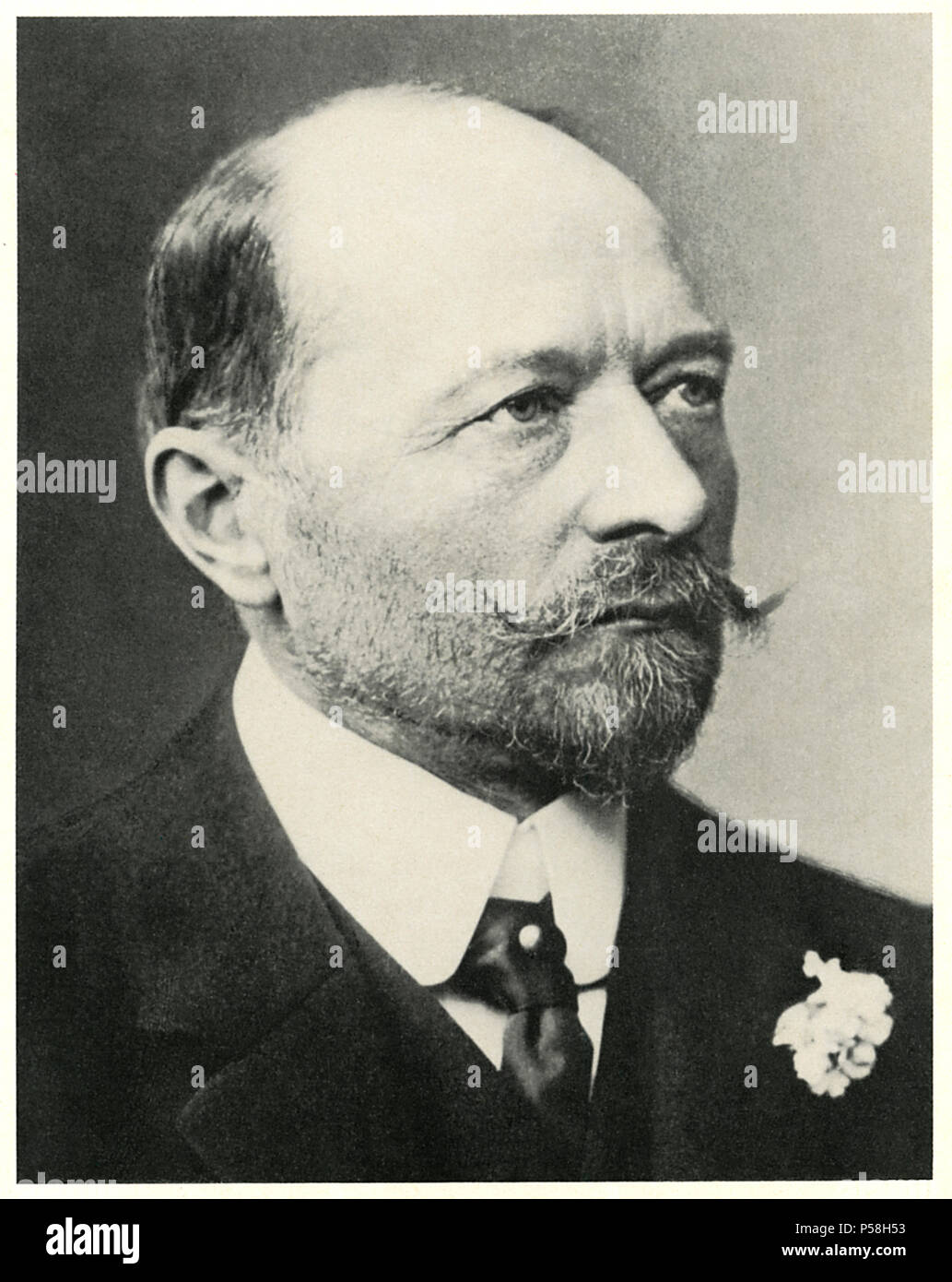 Emil Von Behring (1854-1917), deutscher Physiologe, der die 1901 Nobelpreis für Physiologie oder Medizin, der Erste ausgezeichnet, für seine Entdeckung einer Diphtherie Antitoxin, Kopf und Schultern Porträt, 1909 empfangen Stockfoto
