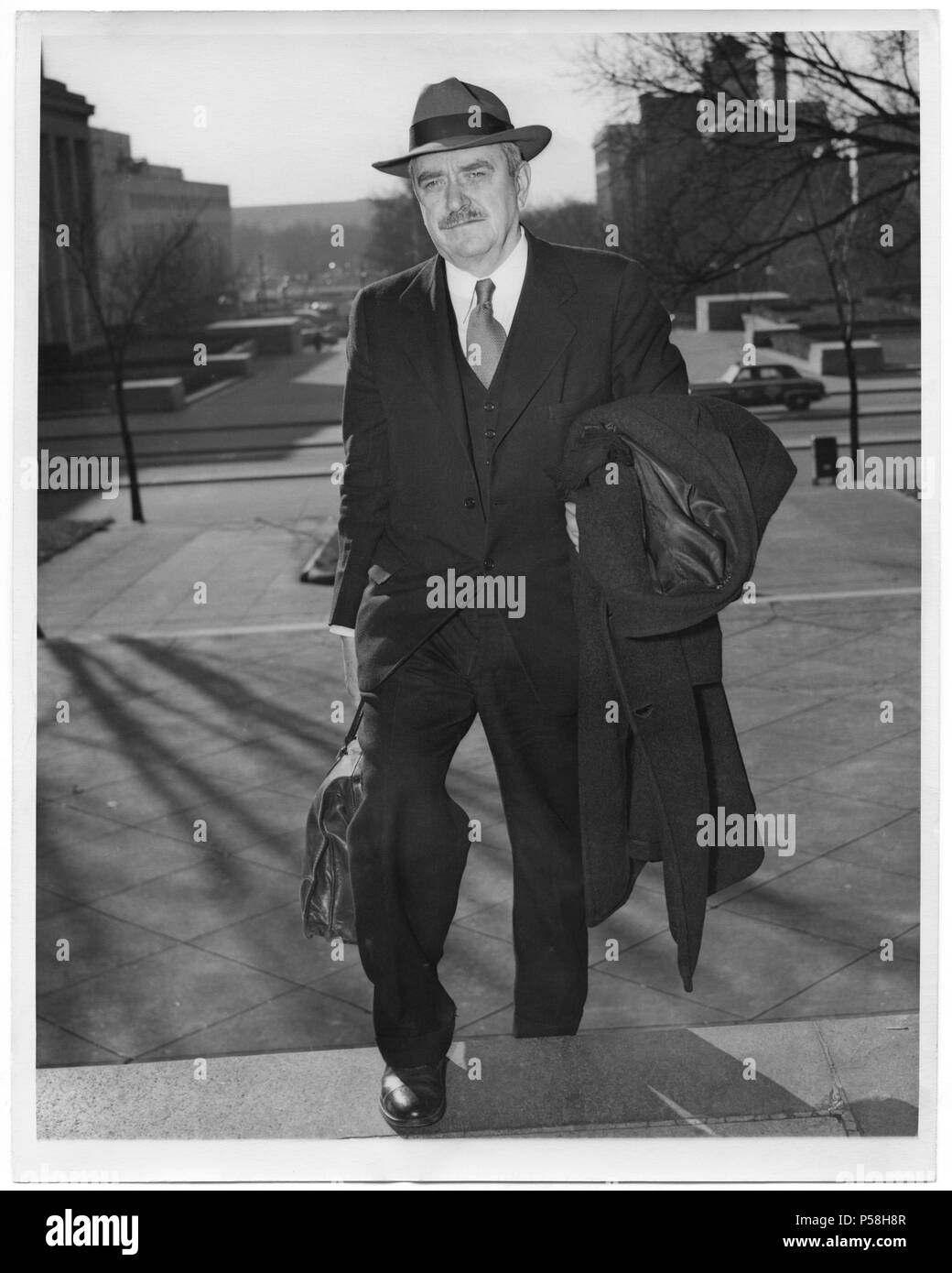 Earl Browder, ehemaliger Generalsekretär der Kommunistischen Partei in den USA, der Ankunft in U.S. District Court zu beantworten eine Gebühr von der Missachtung des Kongresses für die Verweigerung zu beantworten Fragen der Untersuchungsausschuss, Washington DC, USA, 1. Dezember 1950 Stockfoto