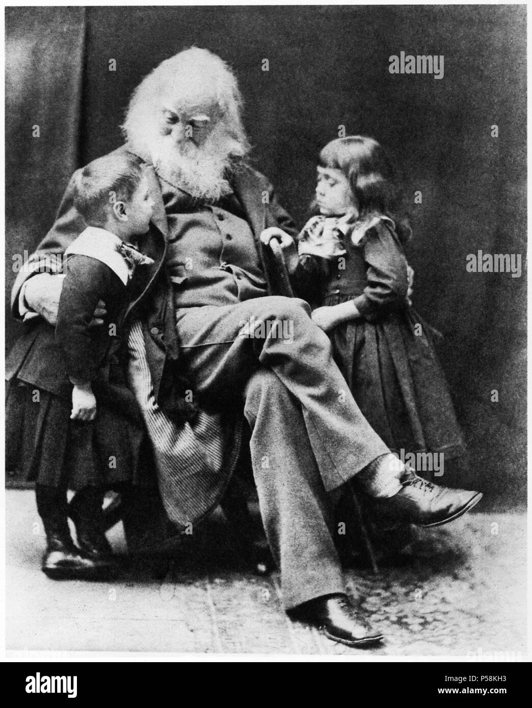 Walt Whitman (1819-92), amerikanischer Dichter, sitzt Portrait mit zwei Kindern, 1887 Stockfoto