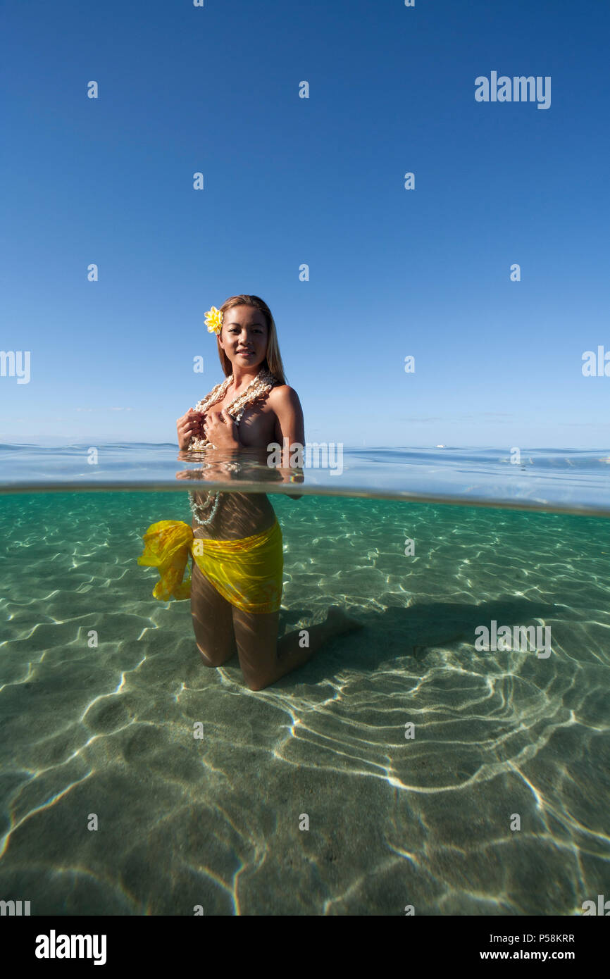 Über unter Ansicht von attraktiven Insel Mädchen, Lahaina, Maui, Hawaii Stockfoto