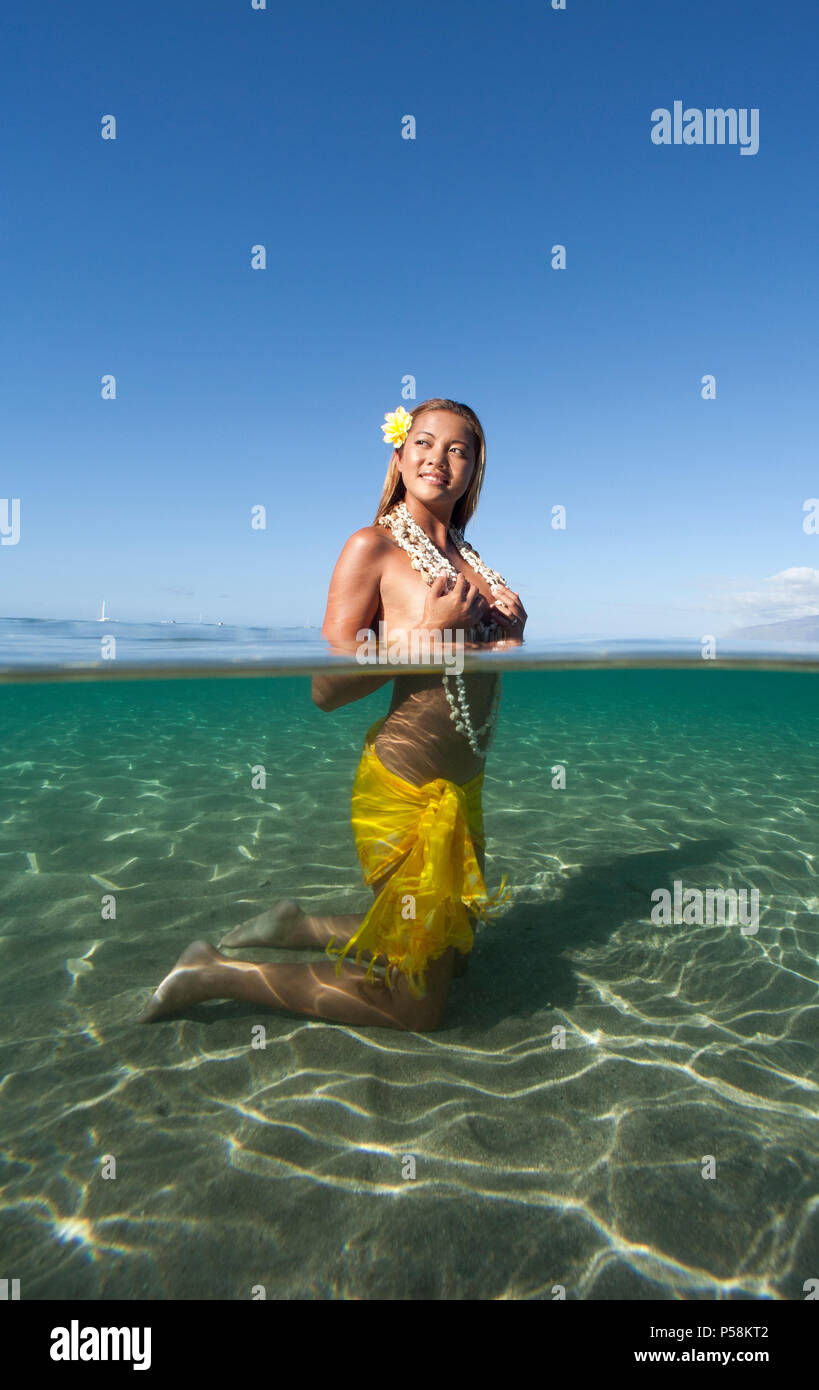 Über unter Ansicht von attraktiven Insel Mädchen, Lahaina, Maui, Hawaii Stockfoto