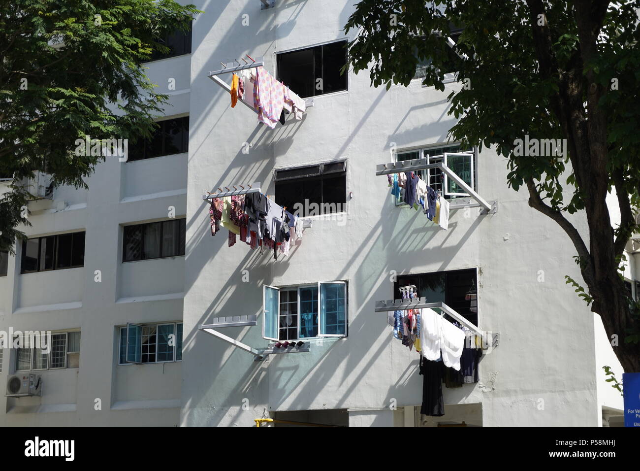 Das Trocknen von Wäsche aufhängen von Pole an HDB Wohnungen in Singapur Stockfoto