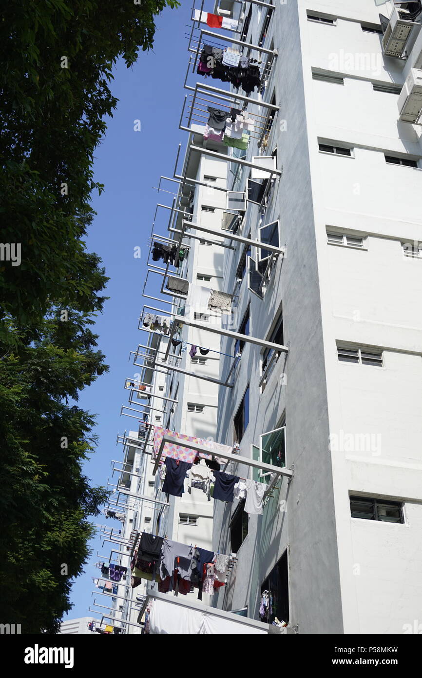 Das Trocknen von Wäsche aufhängen von Pole an HDB Wohnungen in Singapur Stockfoto