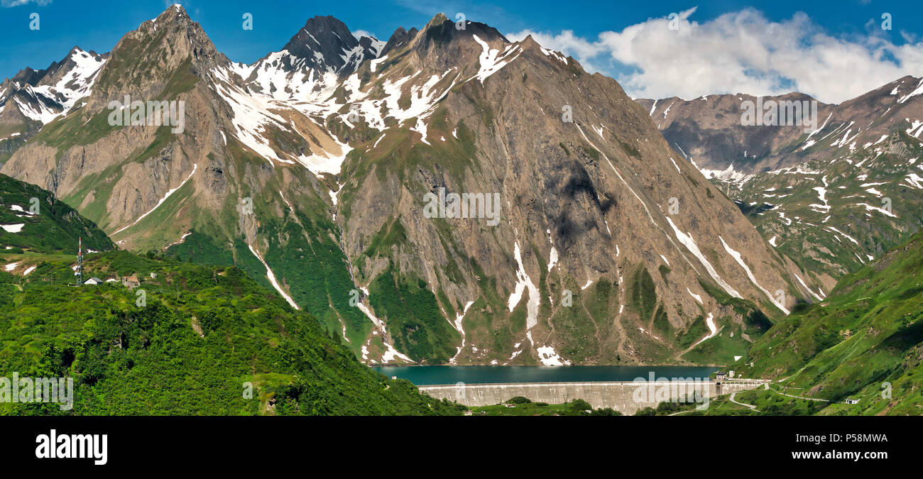 Berge und See von Morasco in atemberaubenden Panorama mit dam im Vordergrund, Spring Season Stockfoto