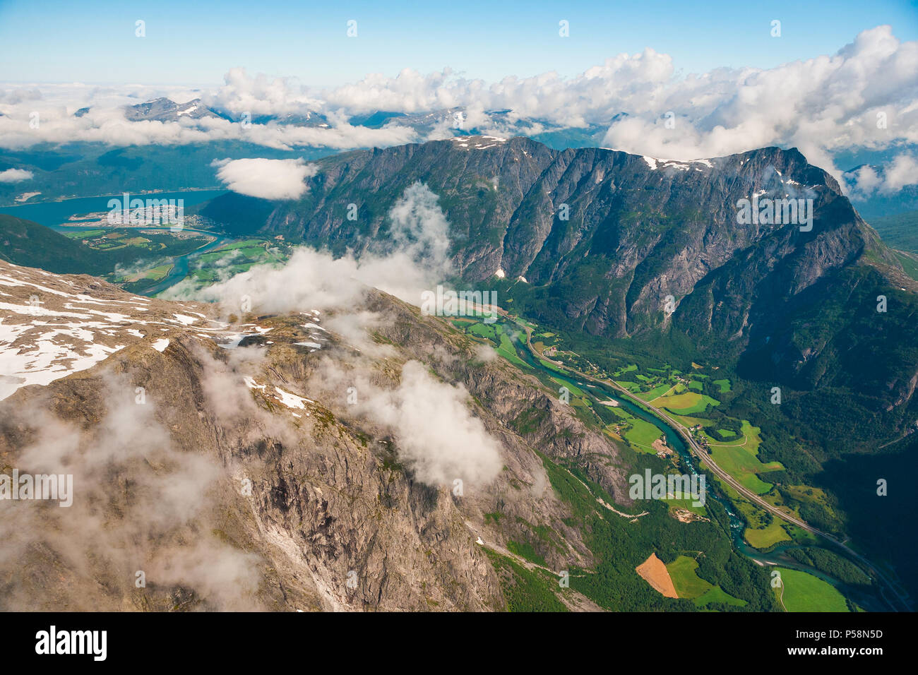 Luftaufnahme über Romsdalen, Møre og Romsdal, Norwegen. Stockfoto