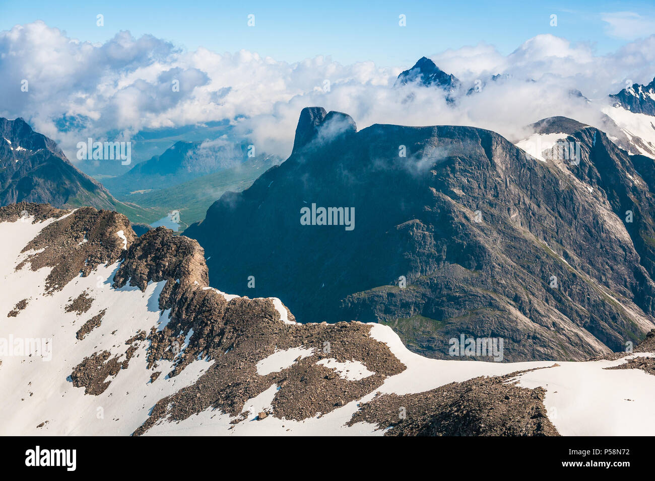 Luftaufnahme über Berge in Romsdalen, Møre og Romsdal, Norwegen. In der Mitte ist der Gipfel Romsdalshorn, und im Hintergrund ist Store Vengetind. Stockfoto