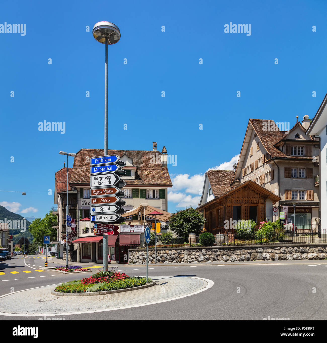 Schwyz, Schweiz - 23. Juni 2018: Eine direktionale Zeichen und Gebäude im historischen Teil der Stadt Schwyz. Die Stadt Schwyz ist die Hauptstadt von Stockfoto