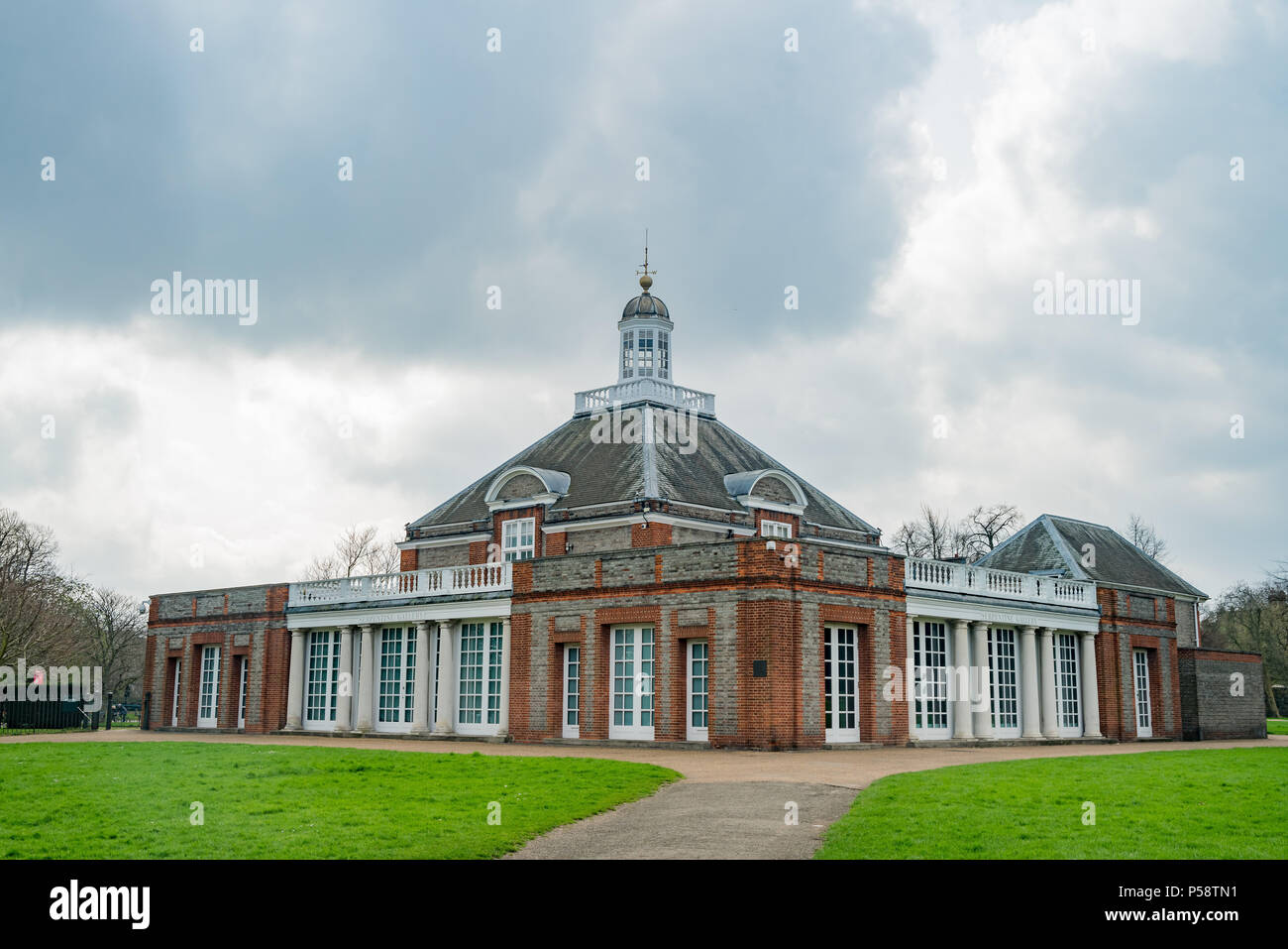 Serpentine Gallery im Hyde Park in London, Vereinigtes Königreich Stockfoto