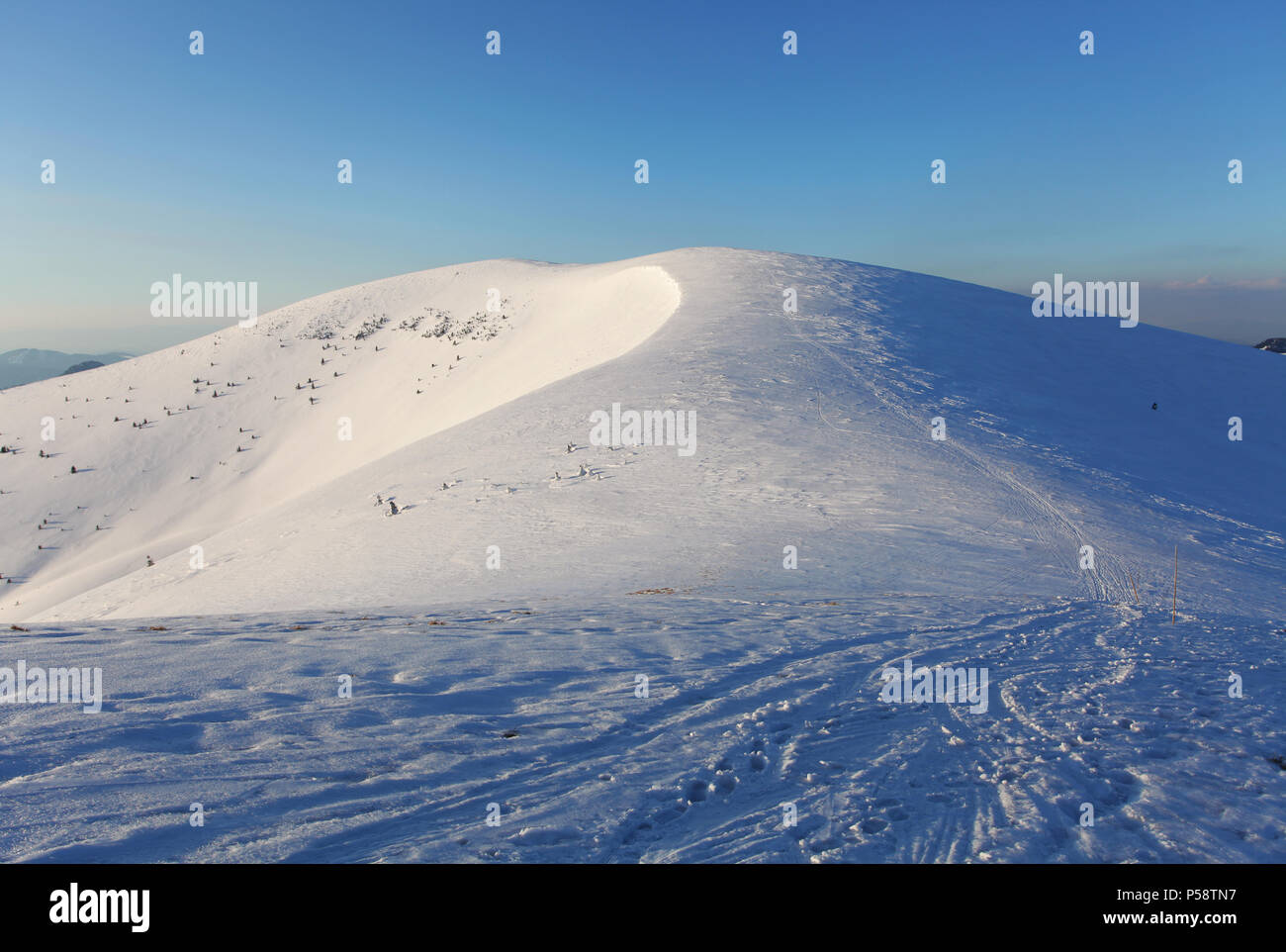 WInter Berge Landschaft mit blauen Himmel im sonnigen Tag Stockfoto