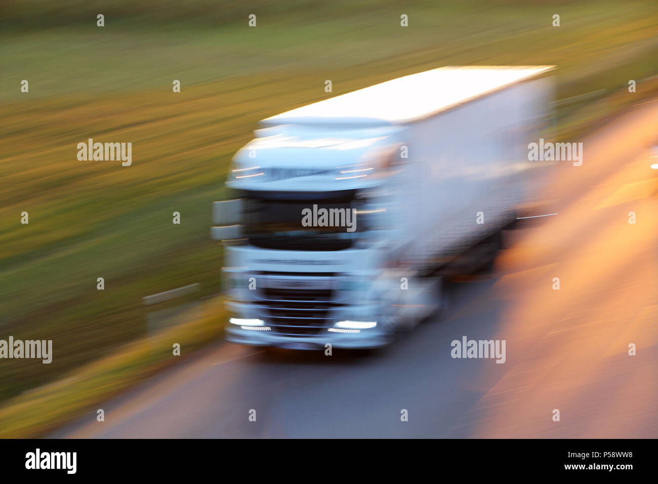 Autobahn-Transport mit PKW und LKW Stockfoto