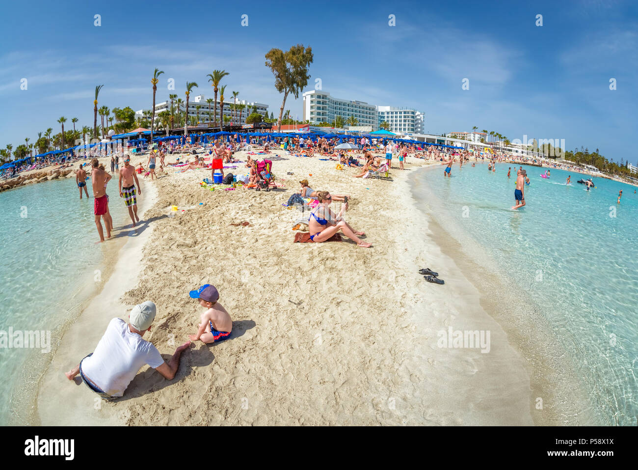 AYIA NAPA, Zypern - 07 April, 2018: Menschen Schwimmen und Sonnenbaden am Nissi Beach Stockfoto