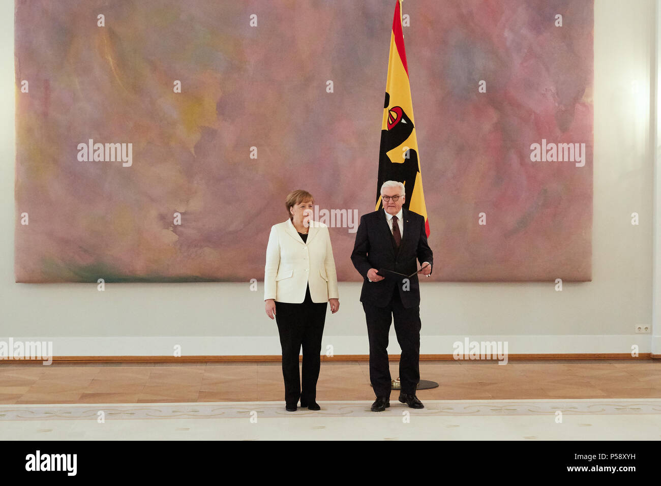 Berlin, Deutschland - Ernennung von Bundeskanzler Dr. Ing. Angela Merkel durch den Bundespräsidenten Dr. Frank-Walter Steinmeier in der Großen Halle des Bellevue Palace. Stockfoto