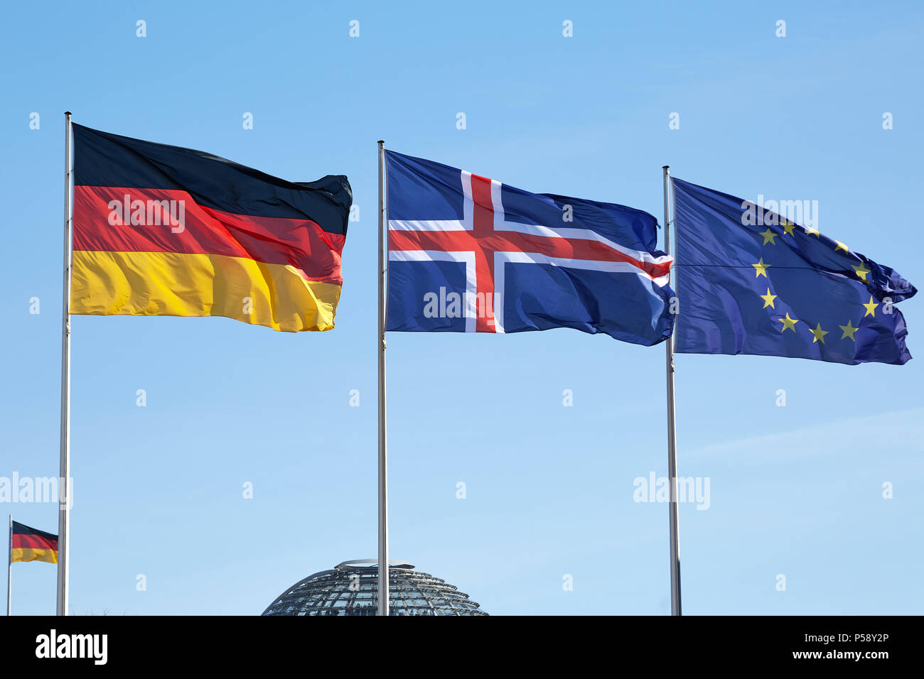 Berlin, Deutschland - die Nationalflagge von Deutschland und Island mit der europäischen Flagge. Stockfoto