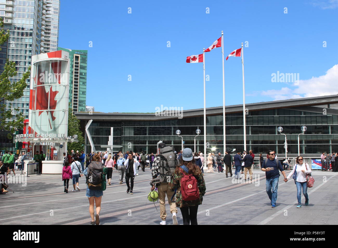 Touristen gathery am Canada Place, Vancouver, Kanada. Die kultigsten Spot von Downtown Vancouver. Stockfoto