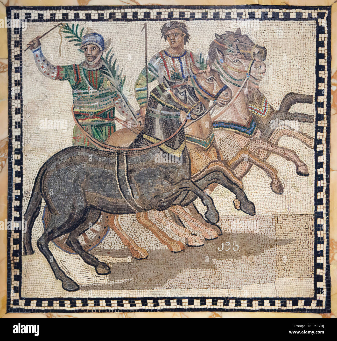Quadriga im Zirkus Szene in der römischen Mosaik aus dem 3. Jahrhundert AD dargestellt auf Anzeige im Nationalen Archäologischen Museum (Museo Arqueológico Nacional) in Madrid, Spanien. Die grüne Mannschaft (factio prassina) ist siegreich. Ihre bewundert Rösser prächtig durchgeführt haben, insbesondere die funalis Pferd auf der linken Seite die verantwortlich ist für die Herstellung enger dreht sich um die Spina, der Risikoreichsten Manöver im Rennen. Stockfoto