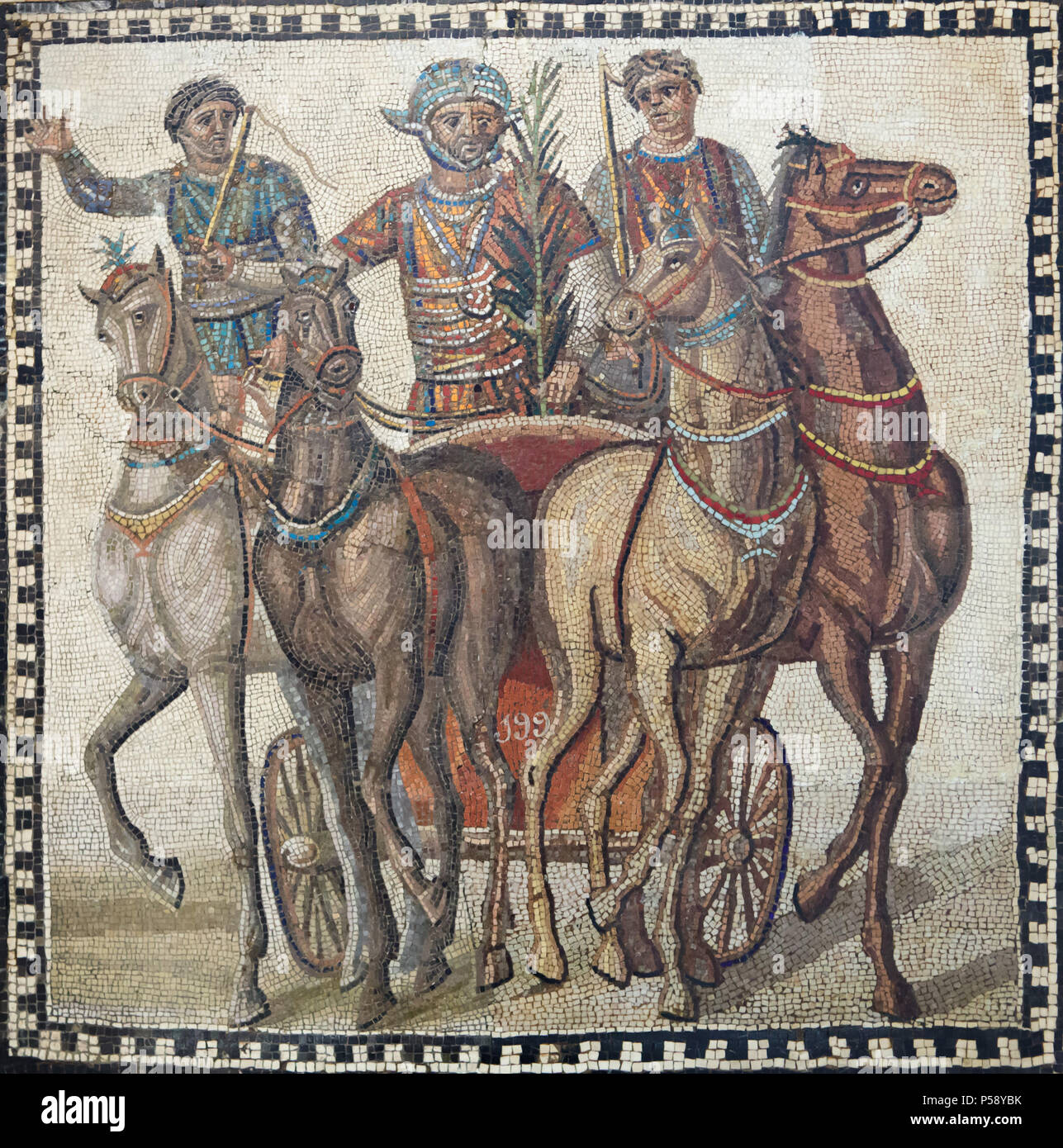 Quadriga im Zirkus Szene in der römischen Mosaik aus dem 3. Jahrhundert AD dargestellt auf Anzeige im Nationalen Archäologischen Museum (Museo Arqueológico Nacional) in Madrid, Spanien. Der Fahrer des roten Teams (factio russata), Sieger des Rennens, hat die Palme Wedel Sieg genommen. Er wird auch die Heimat der großen Summe Geldes und zahlreiche Geschenke von seinen Bewunderern. Und alle, die auf ihn gewettet werden Tausende von sestertii gewonnen haben. Stockfoto