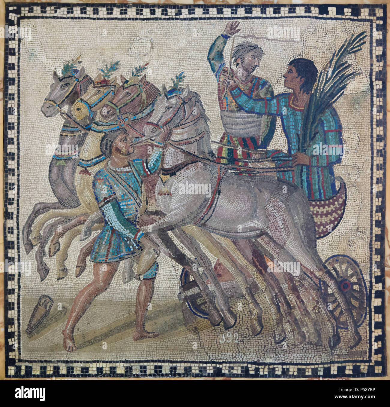 Quadriga im Zirkus Szene in der römischen Mosaik aus dem 3. Jahrhundert AD dargestellt auf Anzeige im Nationalen Archäologischen Museum (Museo Arqueológico Nacional) in Madrid, Spanien. Das blaue Team (factio Veneta) hat das Rennen gewonnen. Ihre Fahrer rundet eine feierliche Runde halten Sie die Palme Wedel für den Sieg in der Hand. Die iubilator begrüßt die Victor und der sparsor bereitet die Pferde zu Wasser. Stockfoto