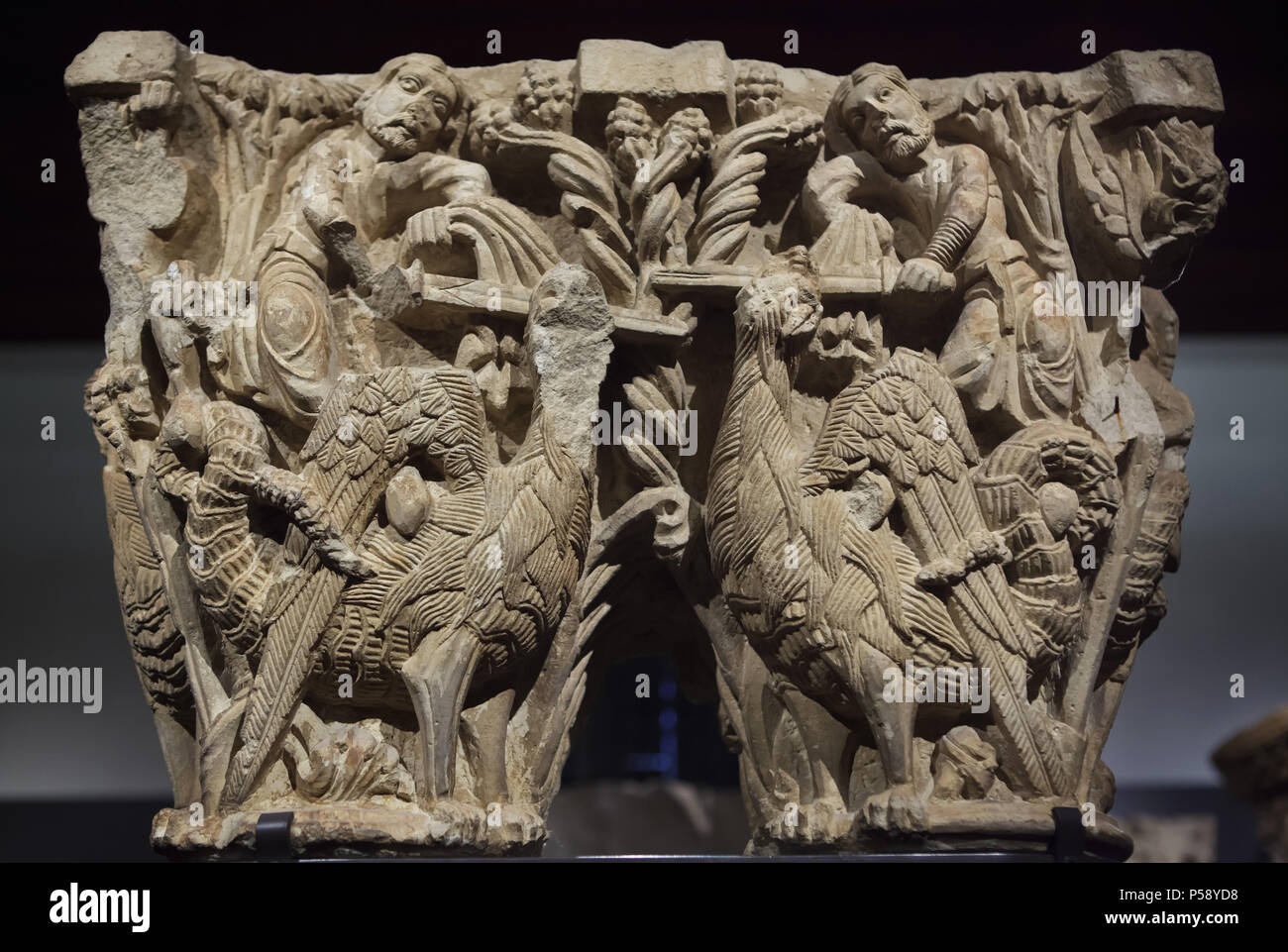 Menschliche Figuren und Basilisken in der Romanischen double Kapital dargestellt von der Kirche des Klosters von Aguilar de Campoo auf Anzeige im Nationalen Archäologischen Museum (Museo Arqueológico Nacional) in Madrid, Spanien. Stockfoto