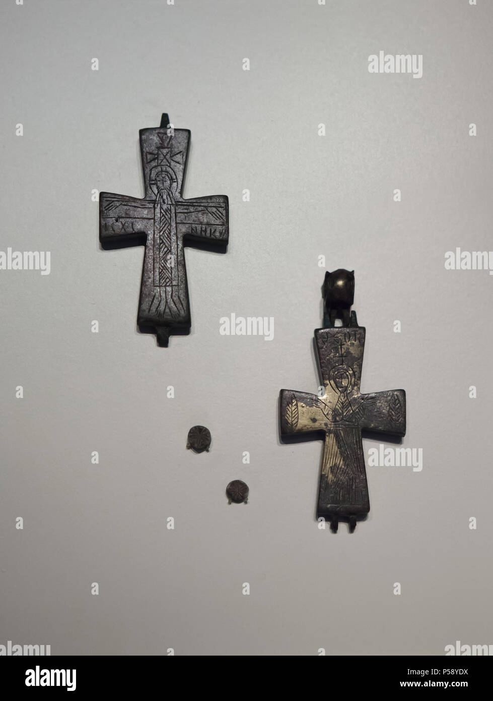 Byzantinische Bronze enkolpions (Relikt, geformt wie ein Kruzifix) auf der Anzeige im Nationalen Archäologischen Museum (Museo Arqueológico Nacional) in Madrid, Spanien. Stockfoto