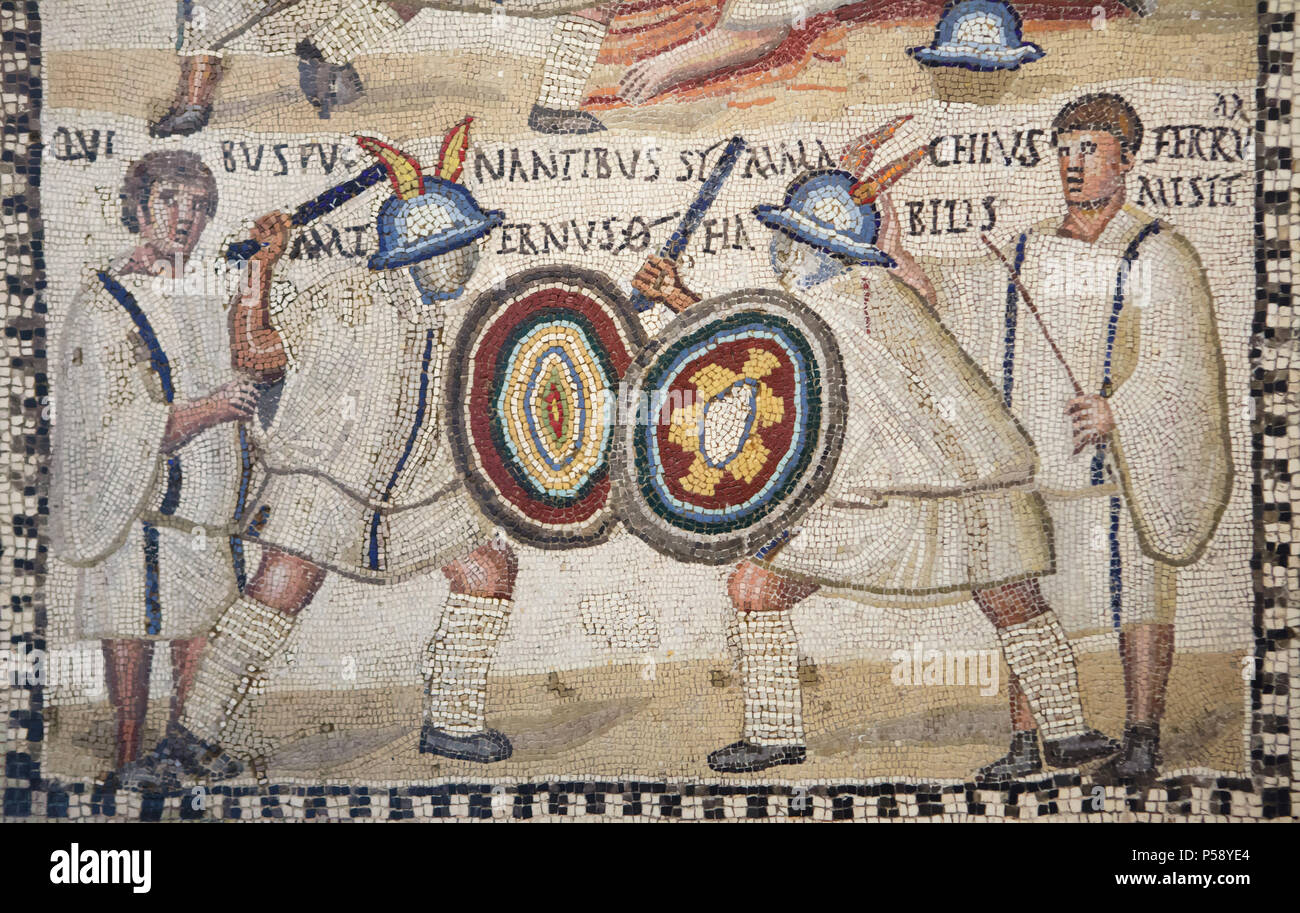 Gladiator kämpfen in der römischen Mosaik aus dem 3. Jahrhundert ANZEIGE auf der Anzeige im Nationalen Archäologischen Museum (Museo Arqueológico Nacional) in Madrid, Spanien. Nach der lateinischen Inschrift, der MURMILLO (Römische bewaffneten Gladiator) Symmachus kämpft gegen die murmillo Maternus, bejubelt von der lanistae (gladiator Ausbilder). Stockfoto