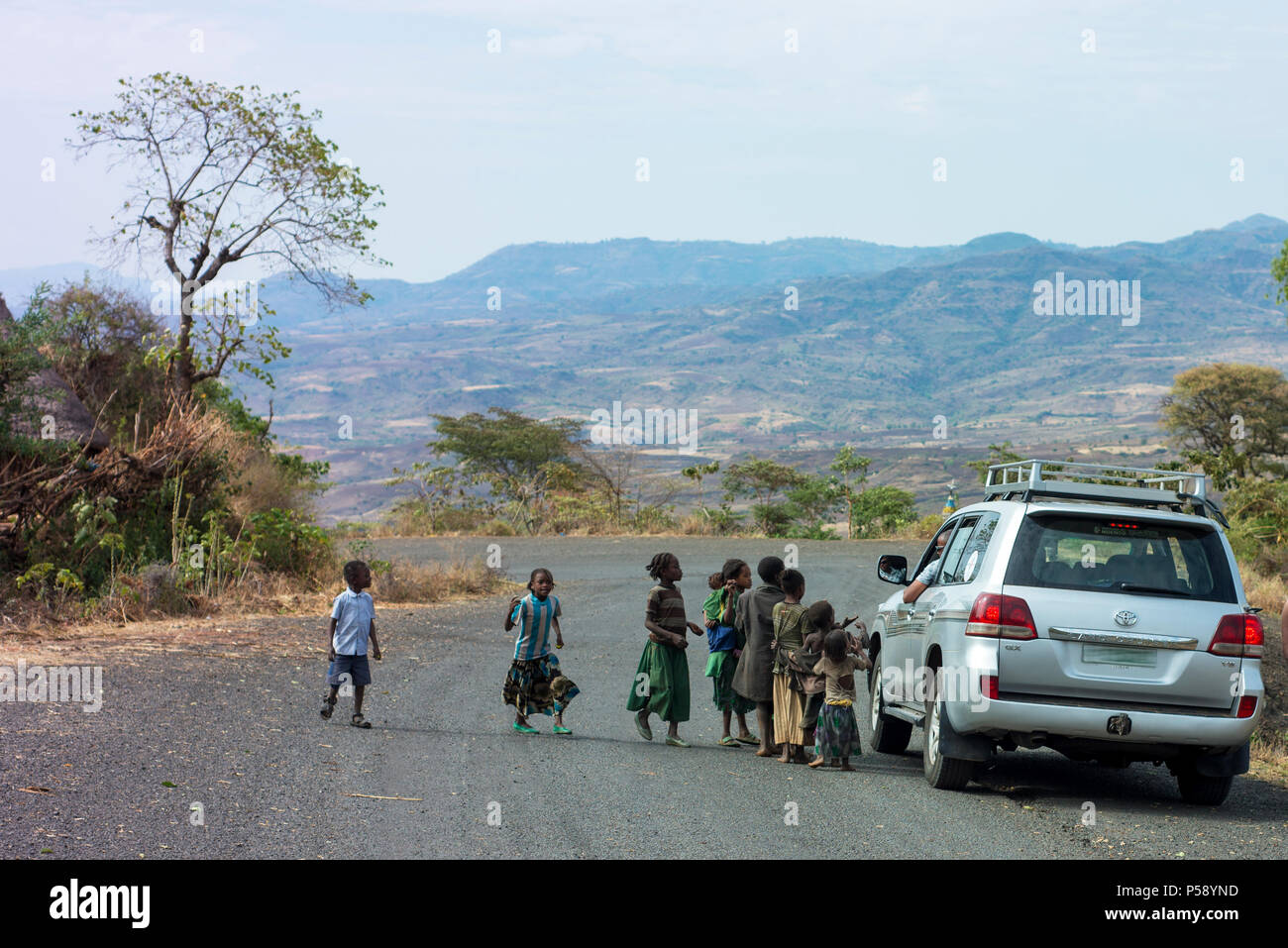 Kinder für Süßigkeiten oder Geld von einem tour-Treiber im Omo Valley betteln. Stockfoto